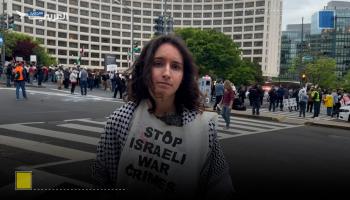 قالت الناشطة الأميركية جوليا نورمان، إنها طردت من عشاء مراسلي البيت الأبيض، إثر ارتدائها زياً كتب عليه "أوقفوا جرائم الحرب الإسرائيلية".