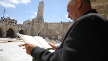 فلسطينيون يؤدون الصلاة على أنقاض المسجد الكبير في غزة