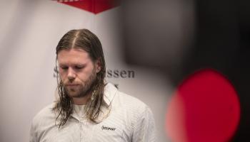 أعلن هانسن اليوم الأربعاء اعتزاله في مؤتمر صحافي بالدنمارك (ريتازو سكانبيكس/Getty)