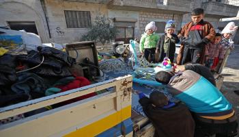 النزوح يتواصل من إدلب بسبب القصف (عمر قدور/فرانس برس)