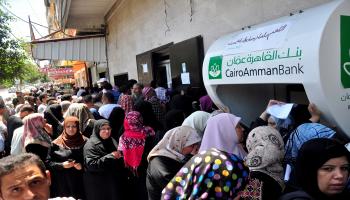 ازدحام شديد أمام بنوك غزة