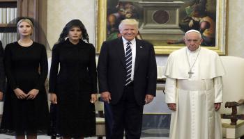 ترامب وعائلته في زيارة للفاتيكان ويبدو البابا متجهماً (Getty)