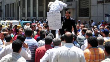 احتجاج عمال بالإسكندرية لتأخر مرتباتهم منذ 15 شهرا