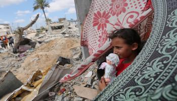 فتاة في بيتها المدمر في غزة