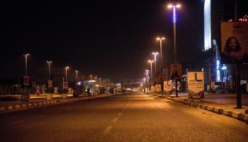 أحد شوارع الخرطوم أثناء تطبيق الحظر (Getty)