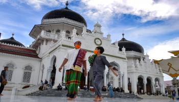 مسلمون بعد صلاة الجمعة في إندونيسيا - مجتمع