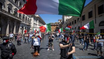 احتجاجات ضد سوء الأوضاع المعيشية في إيطاليا (أنطونيو ماسيلو/Getty)