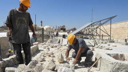 عمال بناء سوريون في حلب 18 سبتمبر 2023 (فرانس برس)
