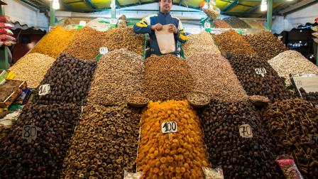 التمور والفواكه المجففة أساسية في الأطعمة المغربية (ميشيل ستانزيوني/Getty)