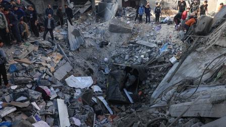 آثار القصف الإسرائيلي على غزة (Getty)