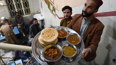 يؤثر الفقر وغلاء الأسعار على طقوس رمضان في باكستان (عمير قريشي/ فرانس برس)