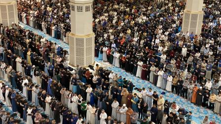 حشود من المصلين في مسجد الجزائر الكبير (فاضل عبد الرحيم/الأناضول)