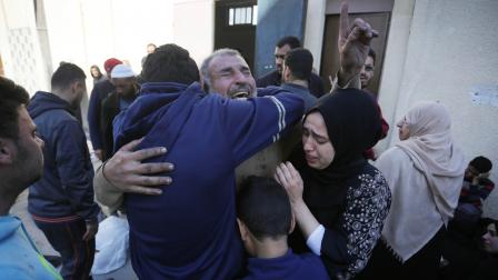 فقدت غالبية عائلات غزة أفراداً (أشرف أبو عمرة/الأناضول)