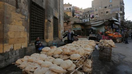 انهيار الجنيه يهدد موازنة دعم الخبز في مصر (getty)