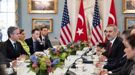 وزير الخارجية التركي هاكان فيدان (يمين) مع نظيره الأمريكي بلينكن (يسار) في واشنطن (getty)
