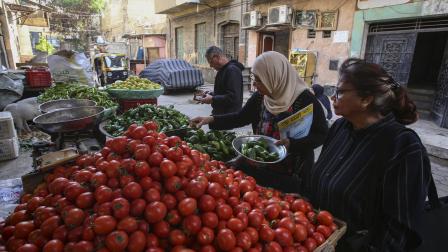 سوق خضراوات في حي السيدة زينب وسط القاهرة (Getty)