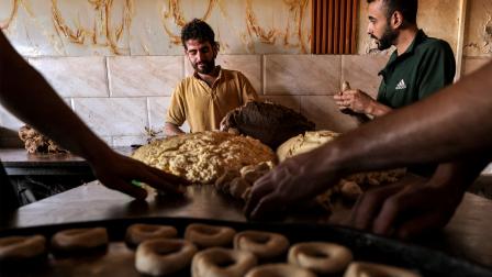 إصرار على استقبال العيد من خلال إعداد الكعك (محمد عابد/ فرانس برس) 