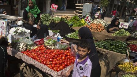 سوق خضراوات في أحد الأحياء الشعبية بالقاهرة، 12 مايو 2014/فرانس برس