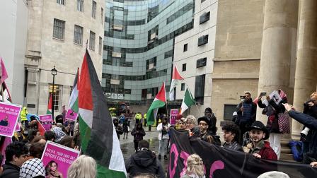  مظاهرة أمام مقر بي بي سي في لندن ضد تغطيتها للمسابقة، إبريل 2024 (العربي الجديد)