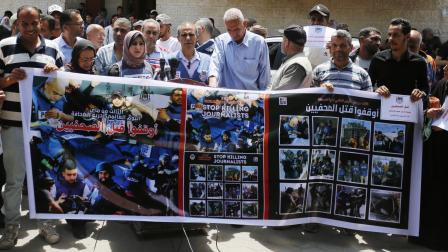 صحافيون أمام مستشفى شهداء الأقصى في مدينة دير البلح، 02 مايو 2024 (أشرف أبو عمرة/الأناضول)