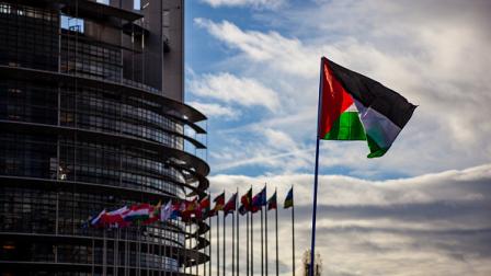 علم دولة فلسطين أمام مقر الاتحاد الأوروبي، 13 ديسمبر 2023 (Getty)