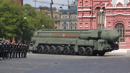عرض عسكري في الساحة الحمراء بموسكو في 5 مايو 2024 (Getty)