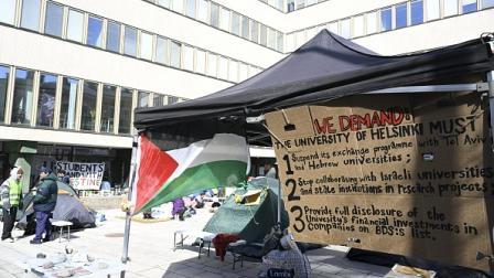مخيم طلابي في جامعة هلسنكي داعم لفلسطين، 8 مايو 2024 (فرانس برس)