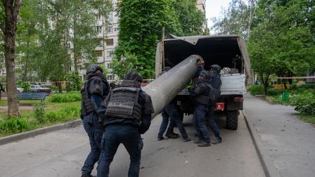 بقايا صاروخ روسي أُطلق على خاركيف في شرق أوكرانيا، 14 مايو 2024 (الأناضول)
