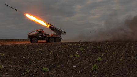 الجيش الأوكراني يطلق النار باتجاه مواقع للروس في خاركيف، 15 مايو (رومان بيلباي/فرانس برس)