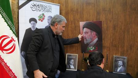 صورة الرئيس الإيراني الراحل في قنصلية إيران في النجف، 20 مايو 2024 (قاسم الكعبي/فرانس برس)