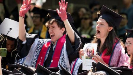 طلاب جامعة ييل الأميركية ينسحبون من حفل للتخرج دعما لغزة، 20 مايو 2024 (رويترز)