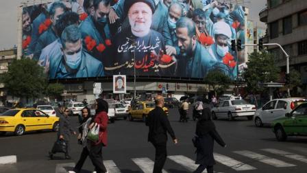 صورة لرئيس إيران الراحل إبراهيم رئيسي في طهران (Getty)