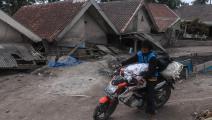 منازل مدفونة تحت الرماد بسبب بركان جبل سيميرو في إندونيسيا