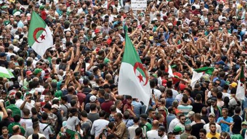 كتب عن الثورة "الحراك" الشعبية الجزائرية 2019 في معرض الكتاب لنفس السنة 447