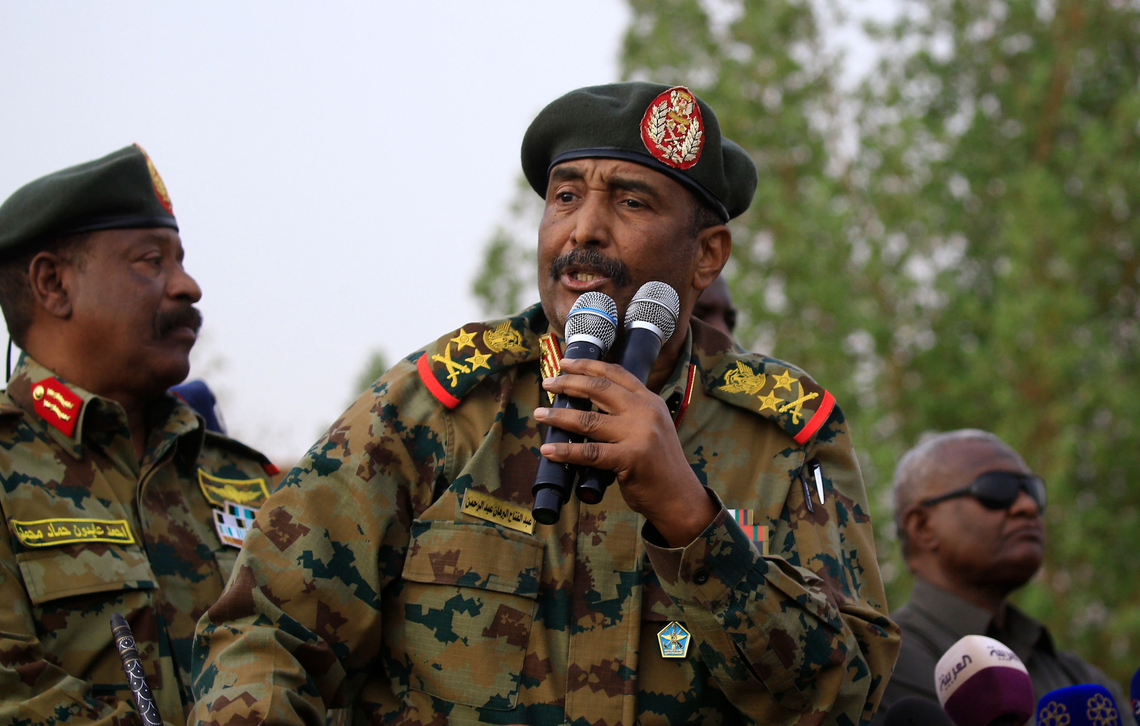 البرهان يهاجم الحكومة المدنية ويحذر من تفكيك الجيش السوداني