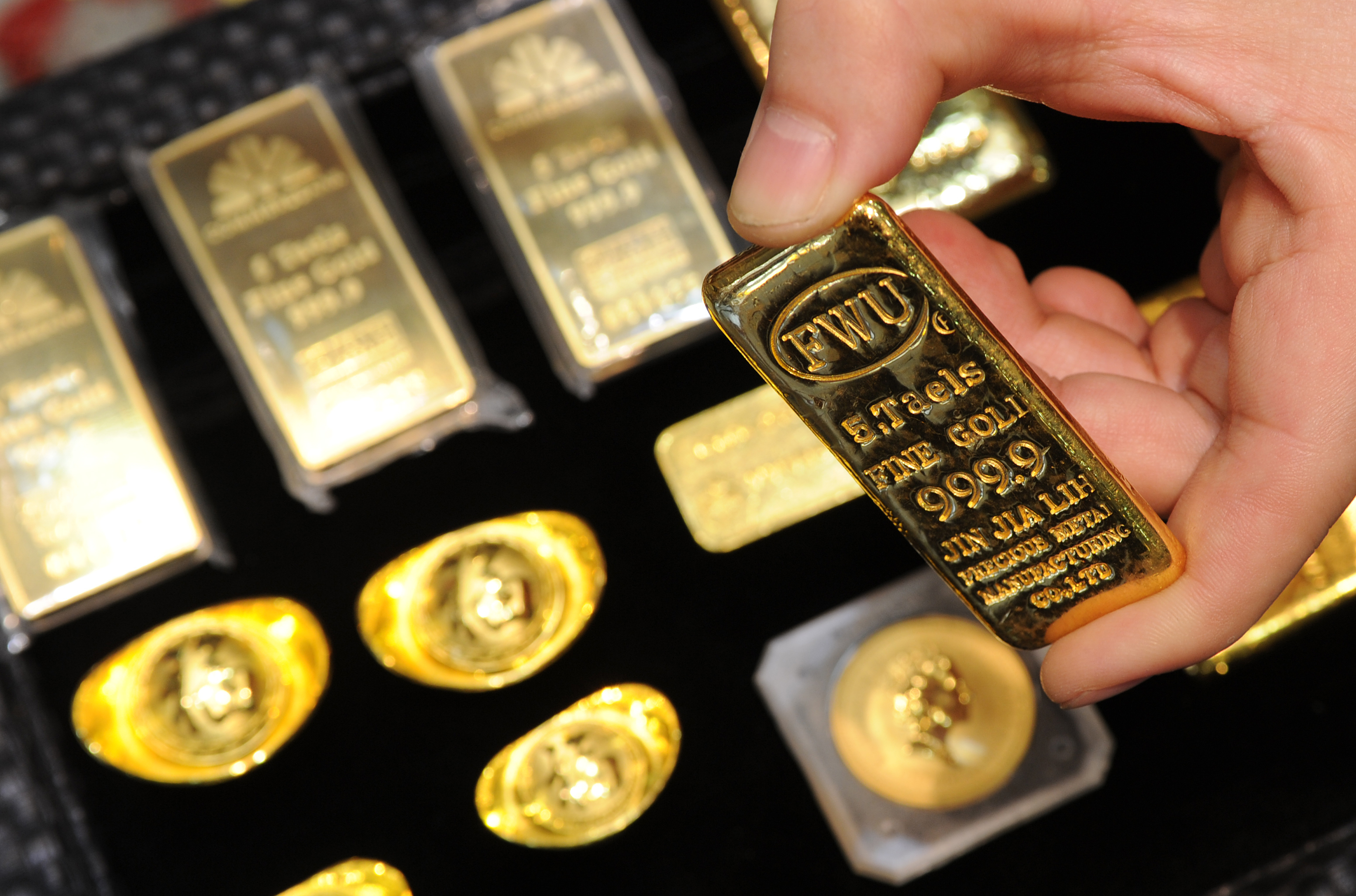 Банковский слиток золота. Слиток золотой. Швейцарские золотые слитки. Золото швейцарских банков. Золотые швейцарские слитки золота.