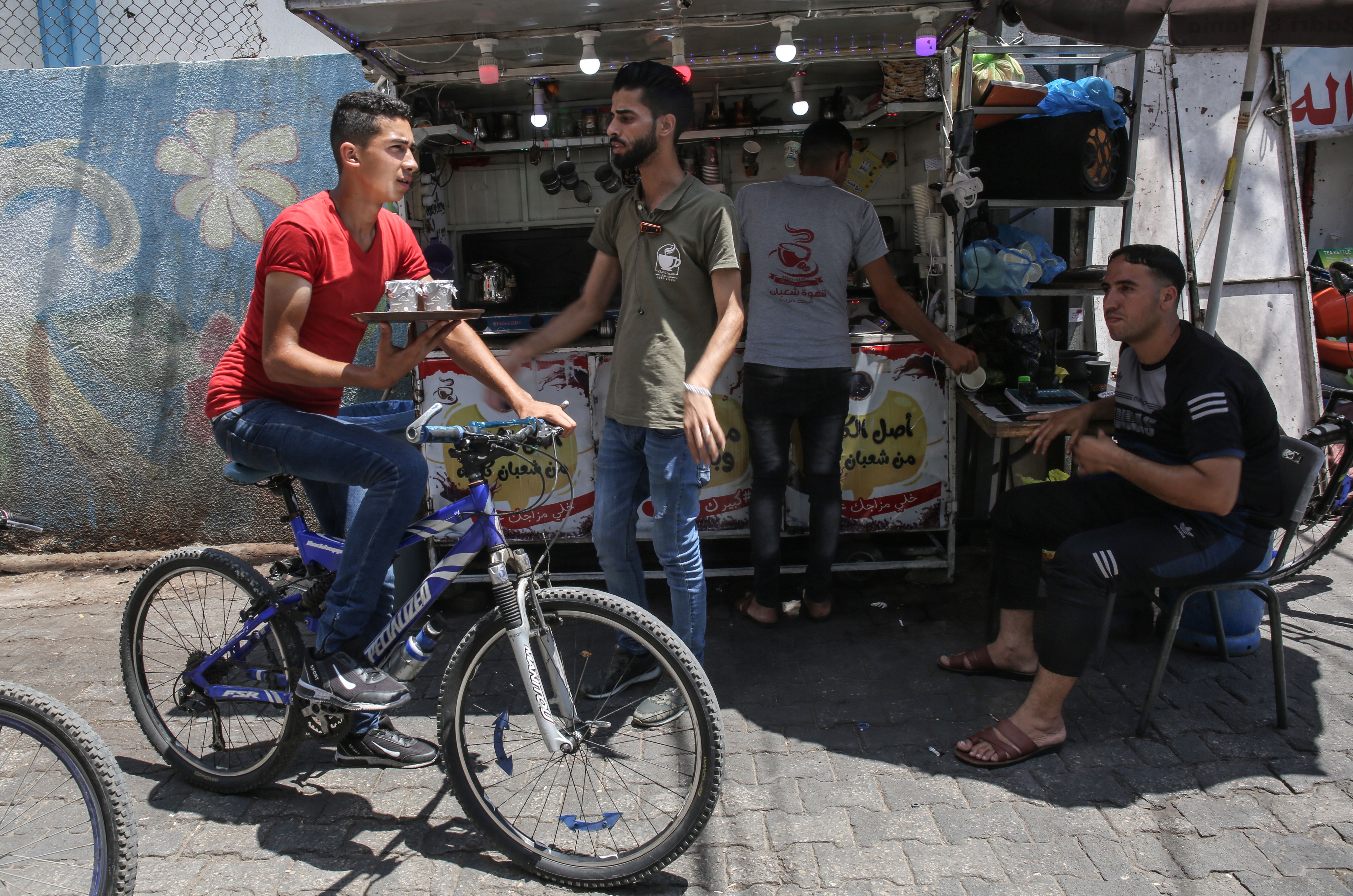 خدمة جديدة في غزة توصيل القهوة على دراجة هوائية