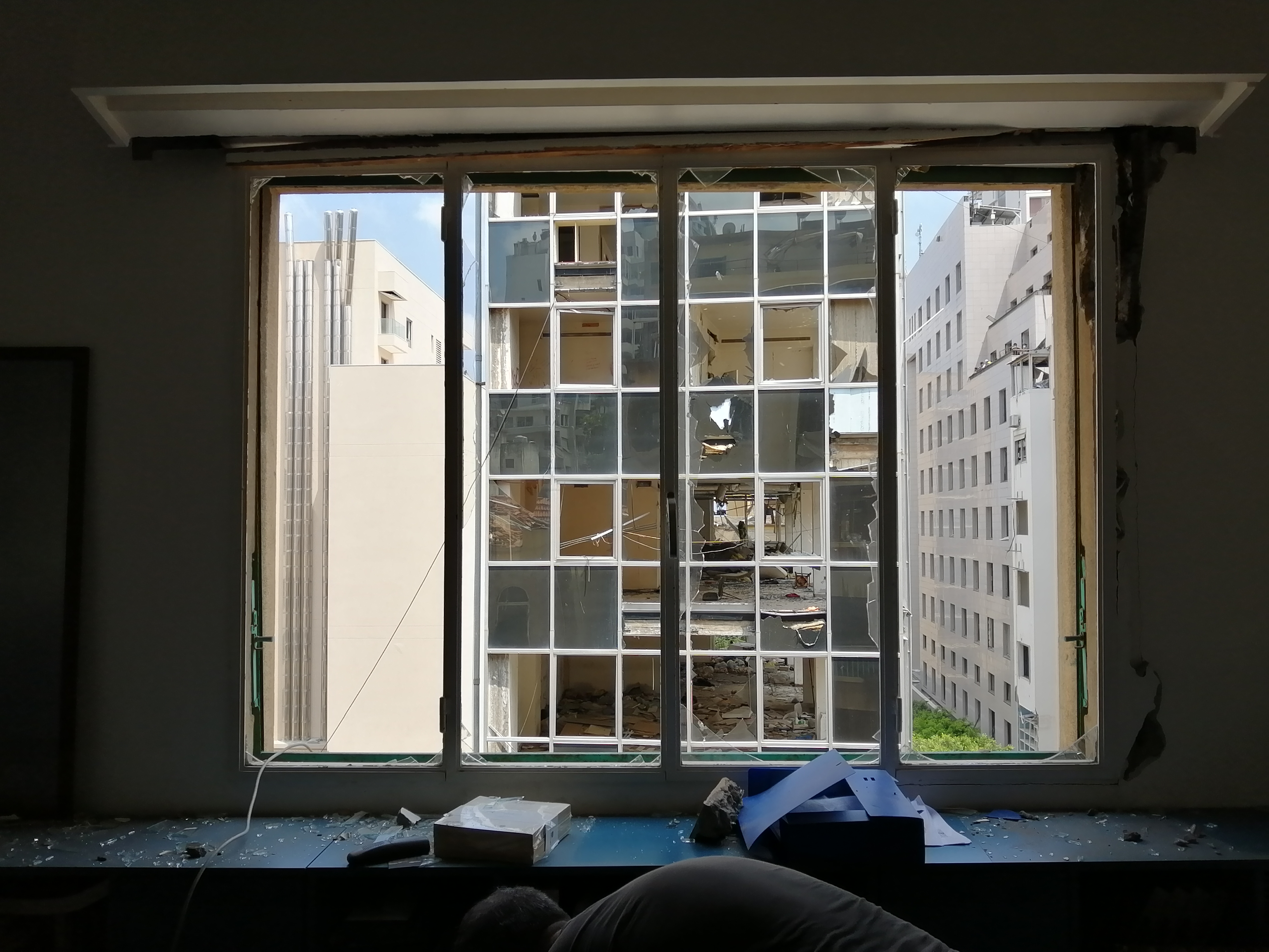 نافذة محطمة في مبنى المؤسسة العربية للصورة (المصدر)