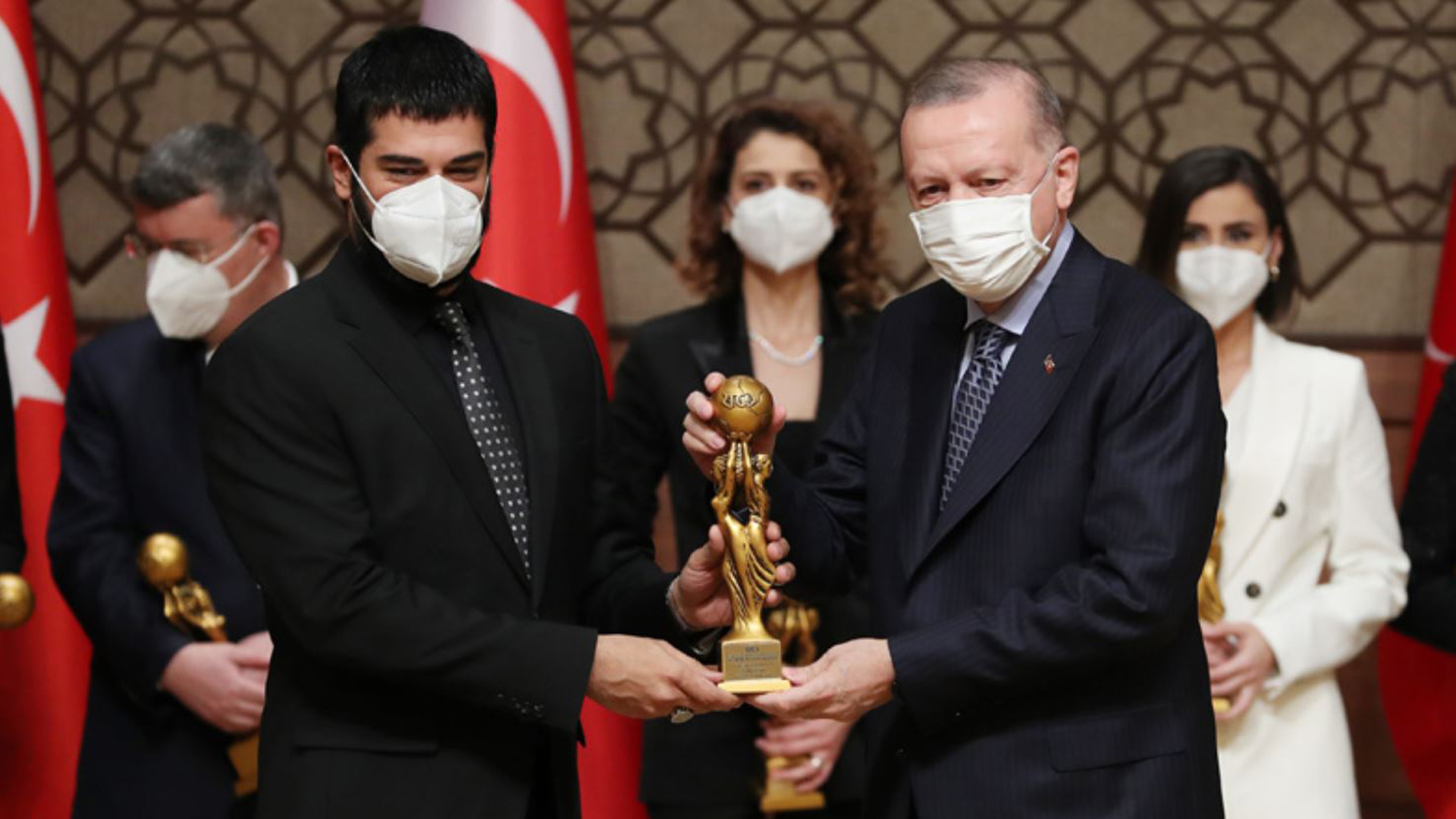 أردوغان يكر م فنانين فائزين بالأوسكار الإعلامي في 2019