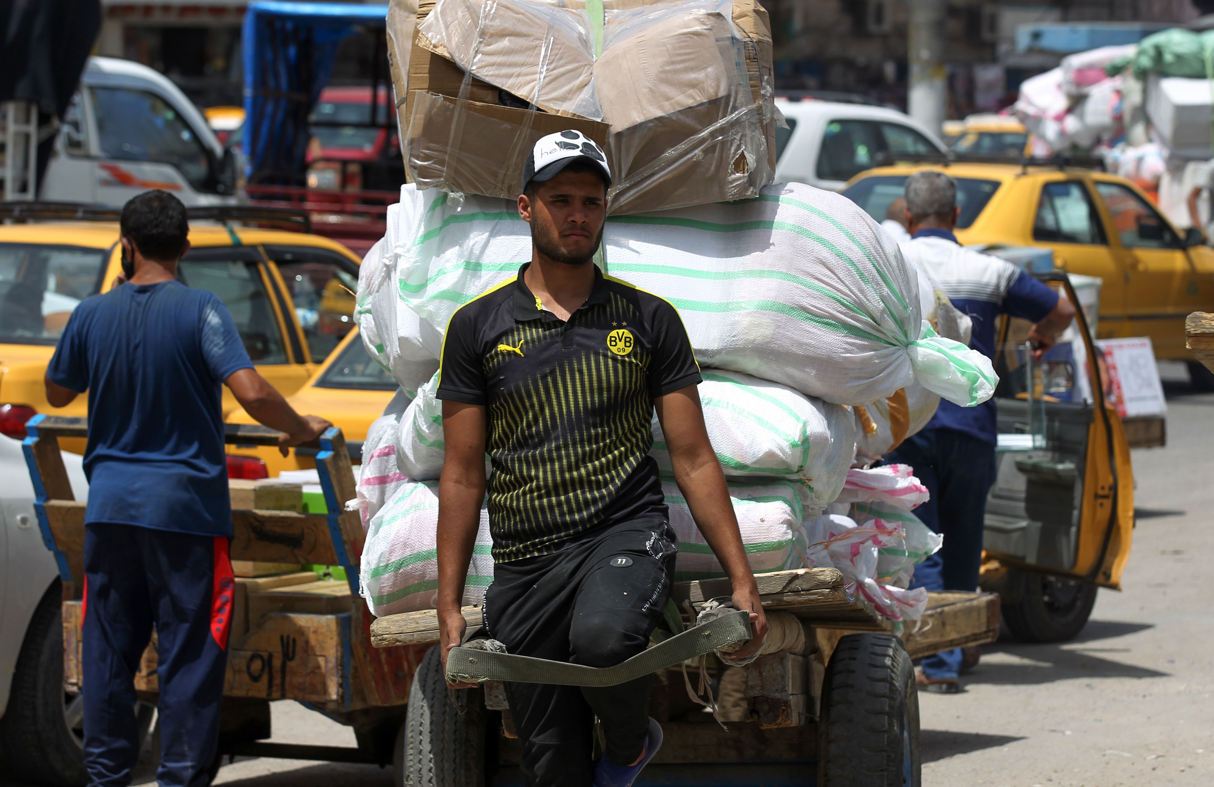 استقدام العمالة الأجنبية... تجارة تفاقم بطالة العراقيين