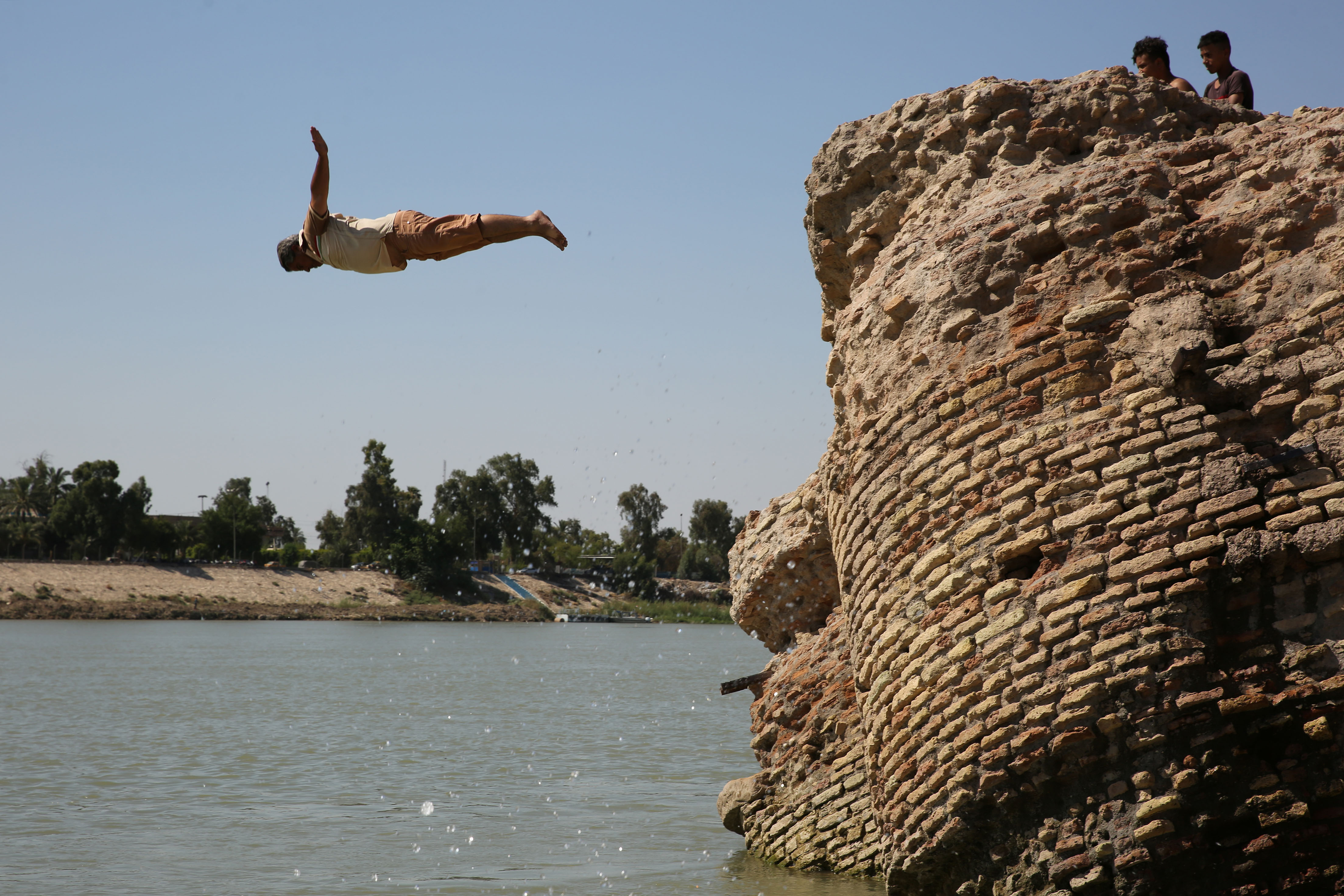 يقفز في نهر ببغداد (أحمد الربيعي/ فرانس برس)