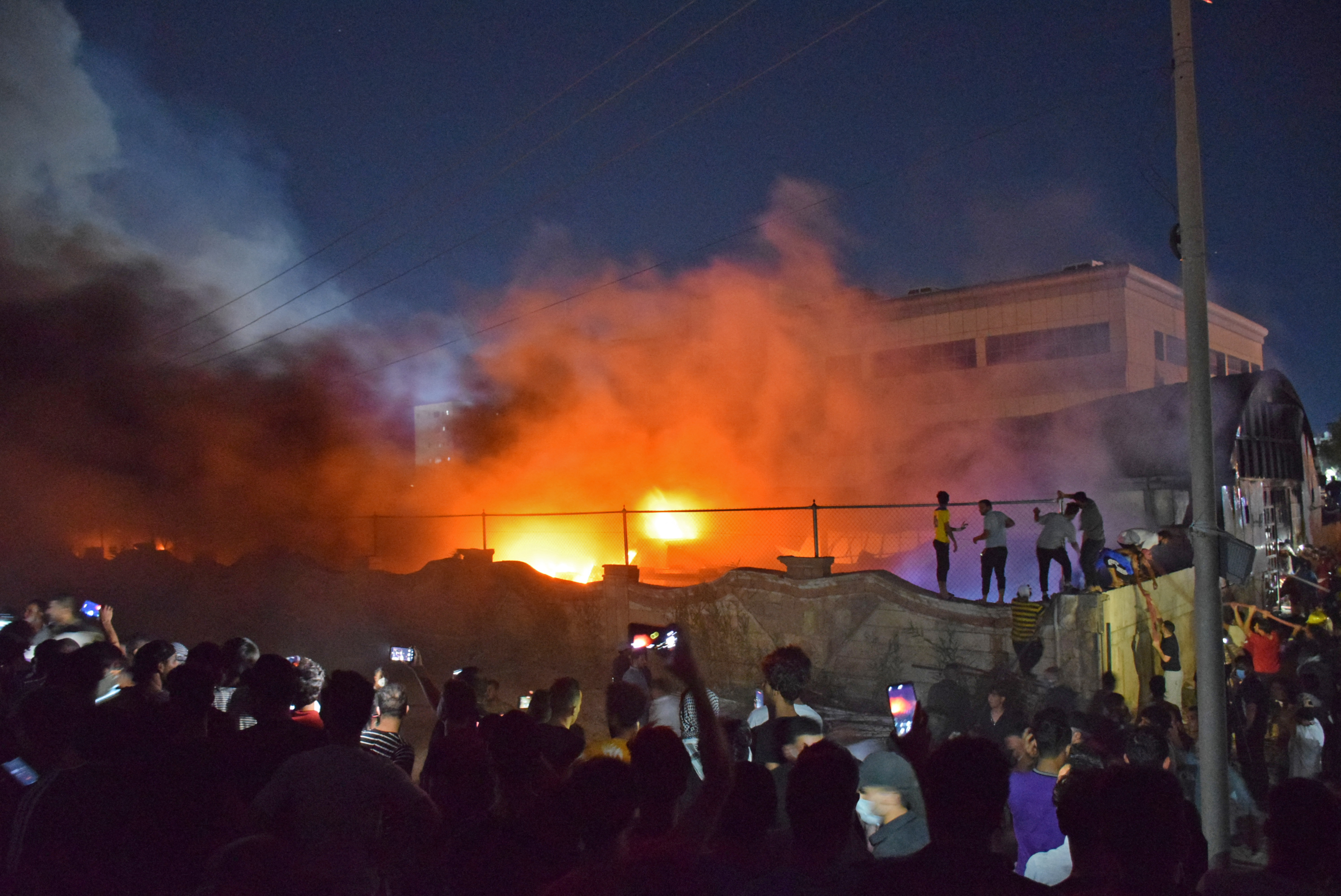 نيران الحريق في قسم كورونا بمستشفى الناصرية (أسعد نيازي/ فرانس برس) 