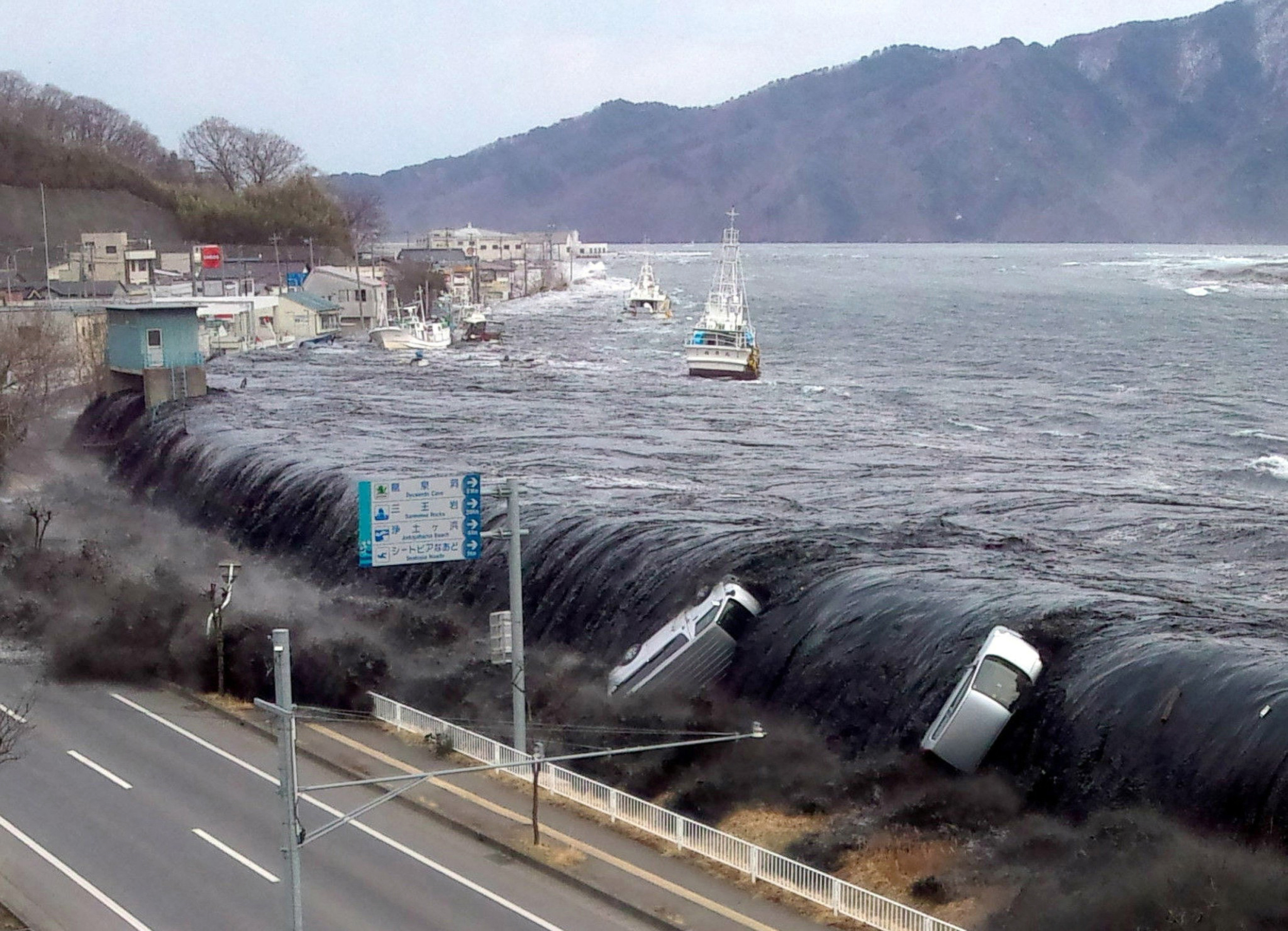 Natural disasters tsunami. Тохоку Япония ЦУНАМИ. ЦУНАМИ В Японии 2022. ЦУНАМИ В Японии в 2011. Землетрясение и ЦУНАМИ В Тохоку.