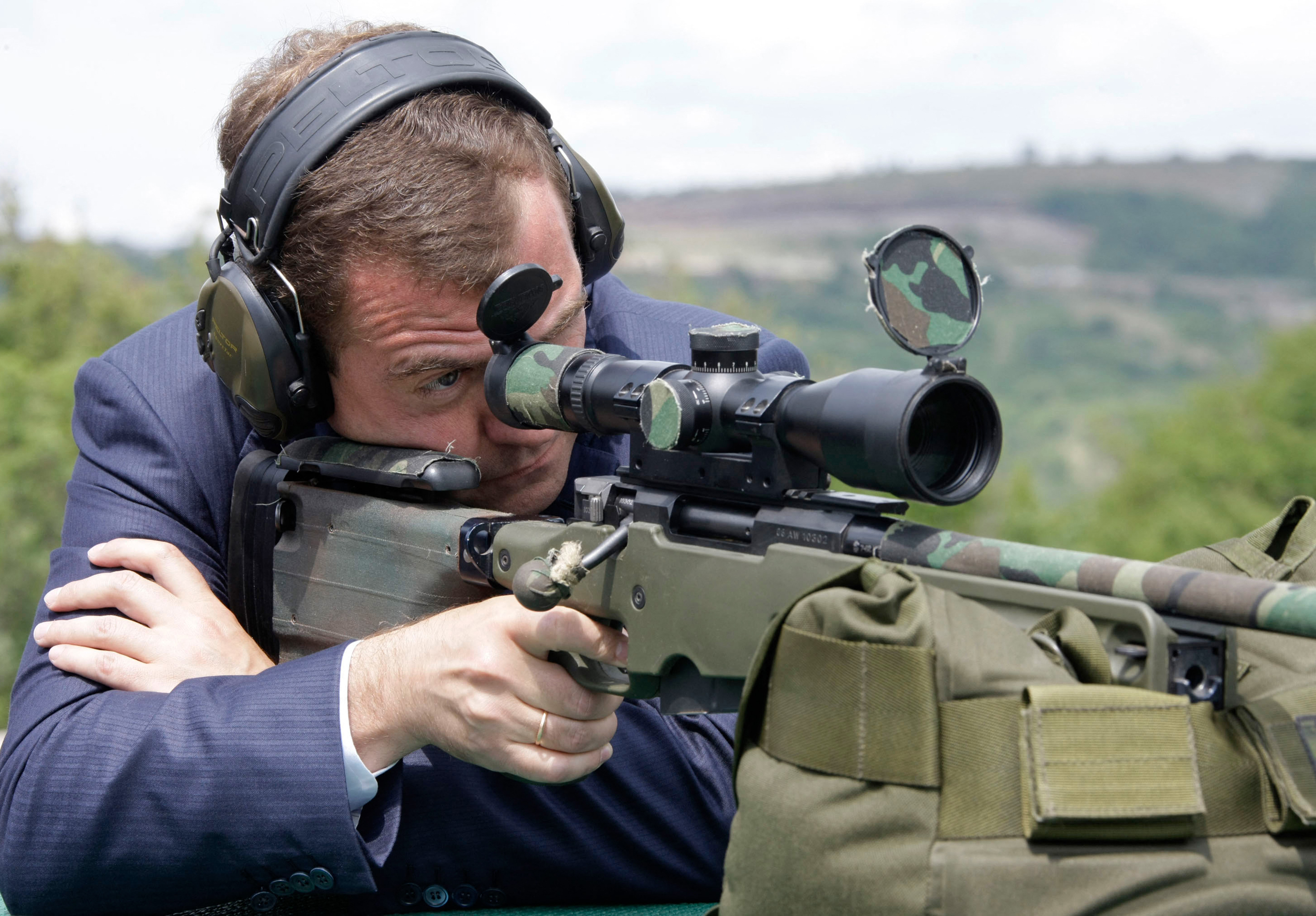 Медведев вс рф. Снайпер целится. Целится из винтовки.