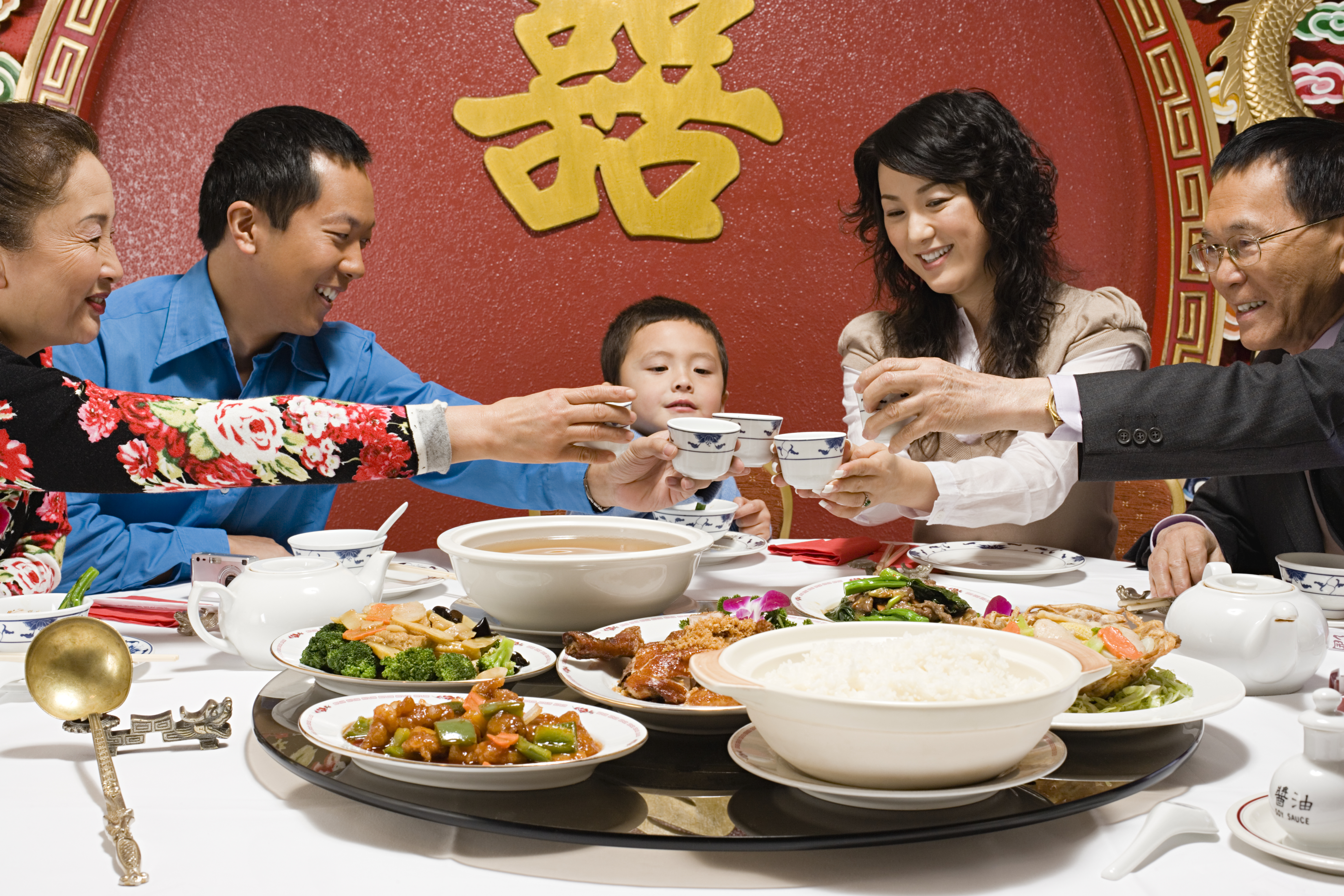 Китайский ужин. Китайское гостеприимство. Китайцы за столом. Семейные традиции Китая. Японская семья за столом.