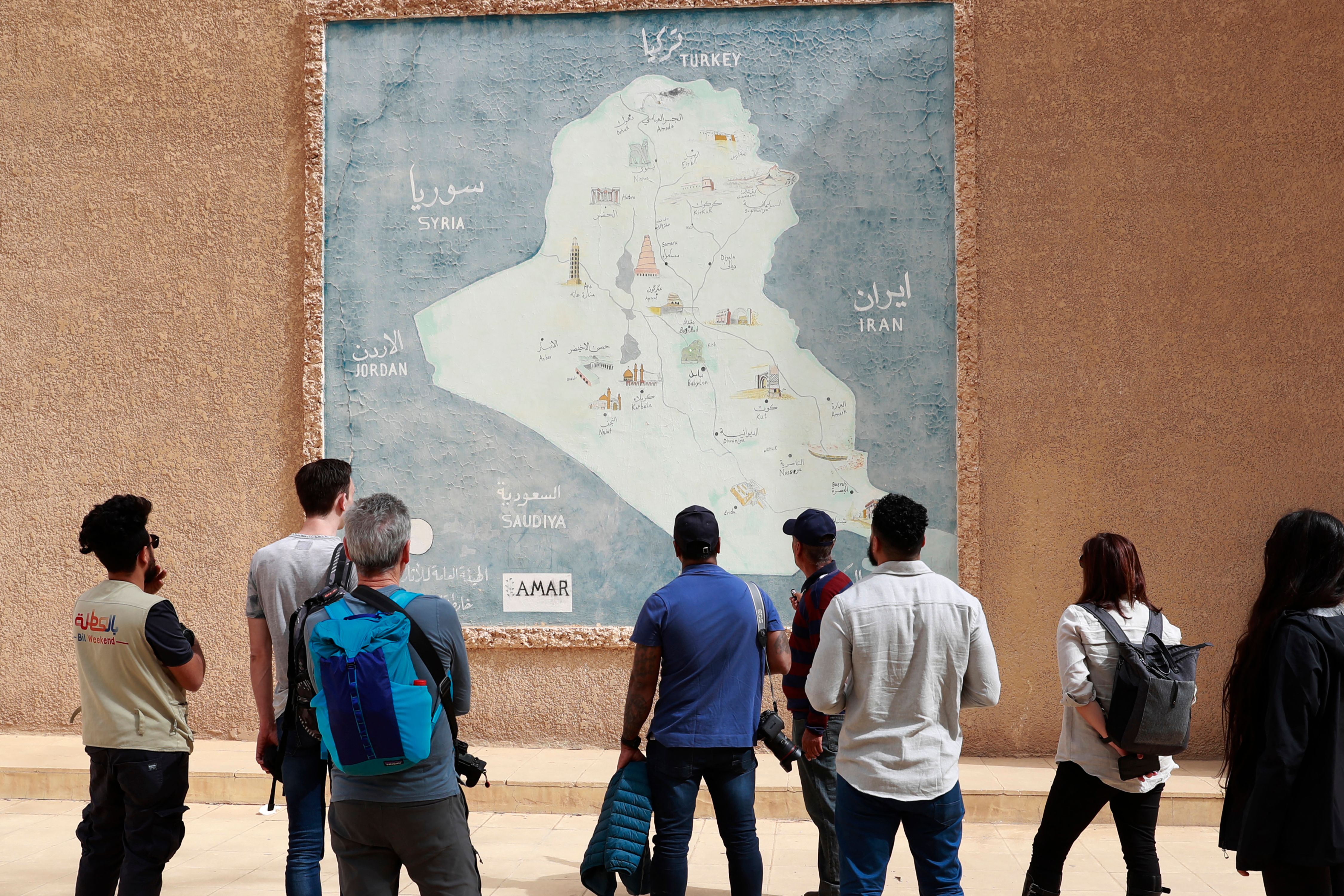  خريطة العراق من أمام موقع أثري في بابل (Getty)