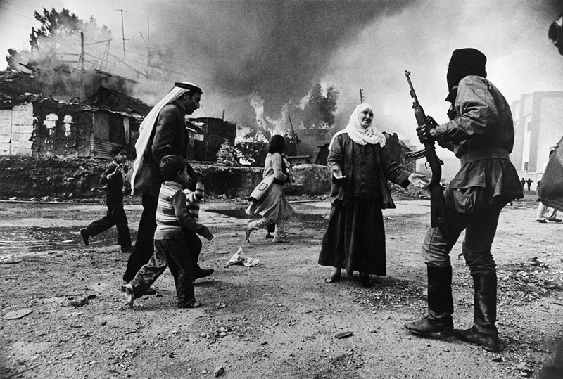 صورة لفرنسواز دُمولدير خلال مجازر بحقّ فلسطينيي منطقة الكرنتينا، بيروت 1976 (من المعرض)