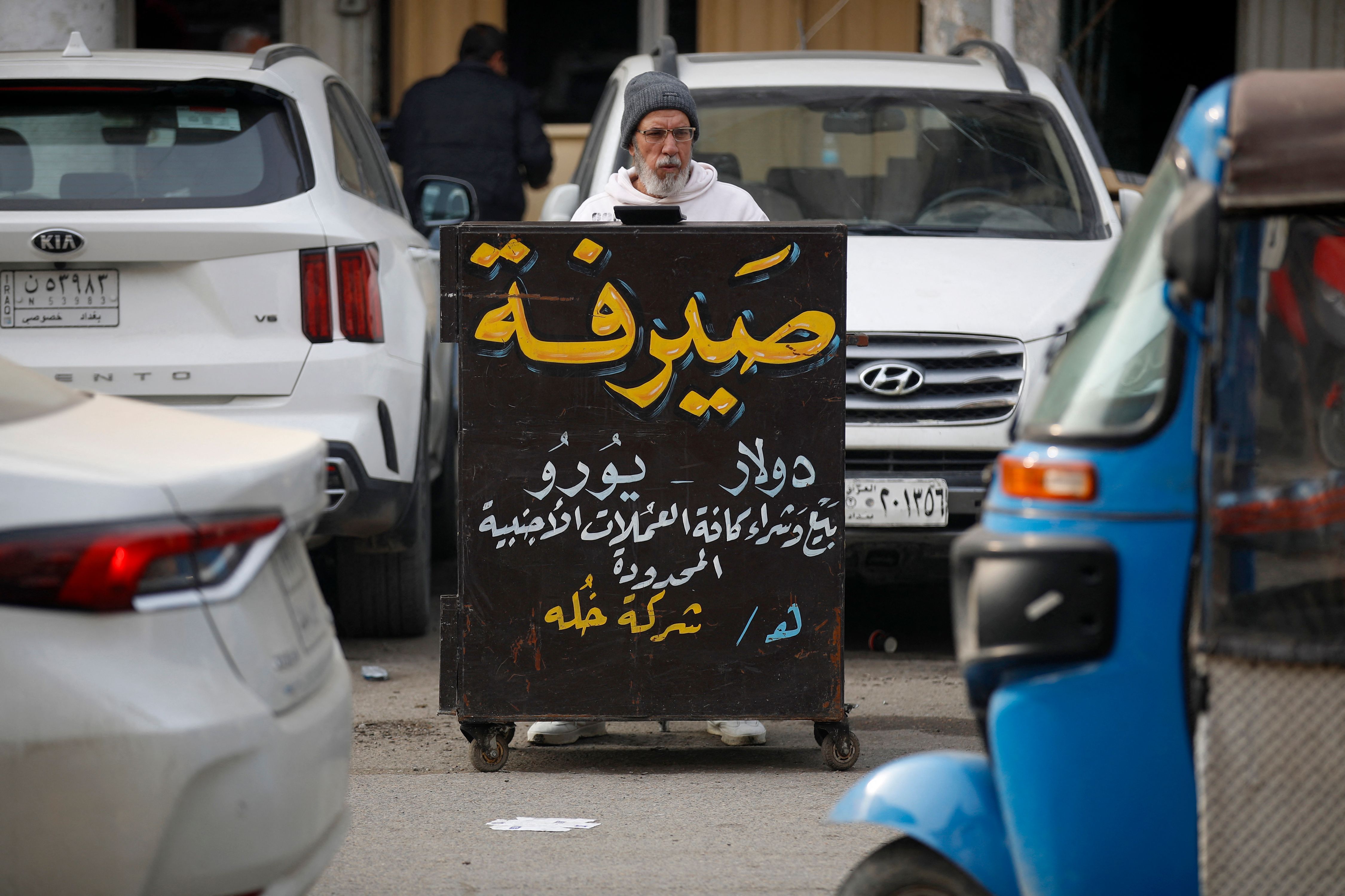 أزمة الدولار تؤجج الشارع العراقي رغم إطاحة محافظ المركزي