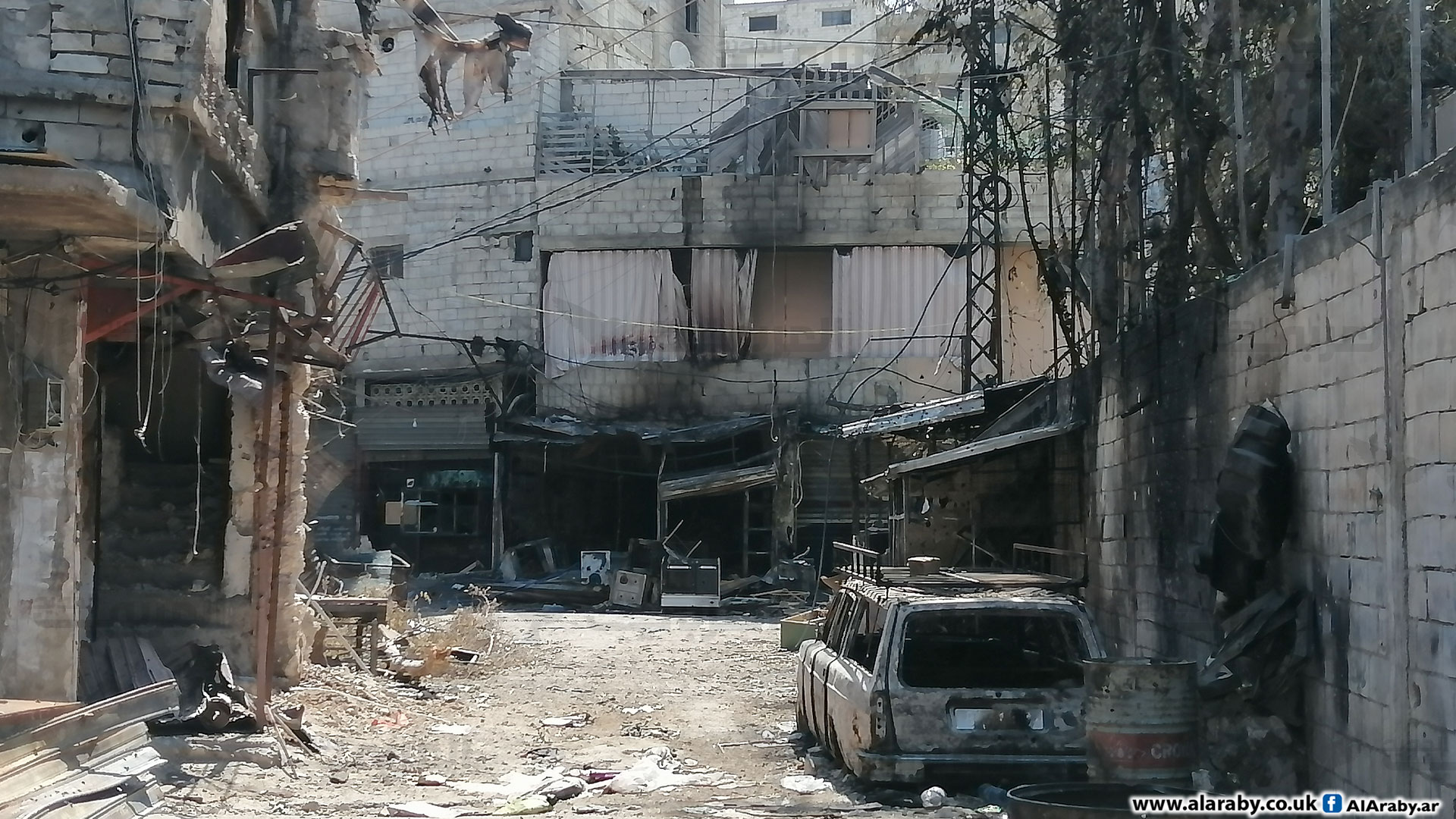 عشرات المنازل تضررت في مخيم عين الحلوة (العربي الجديد)