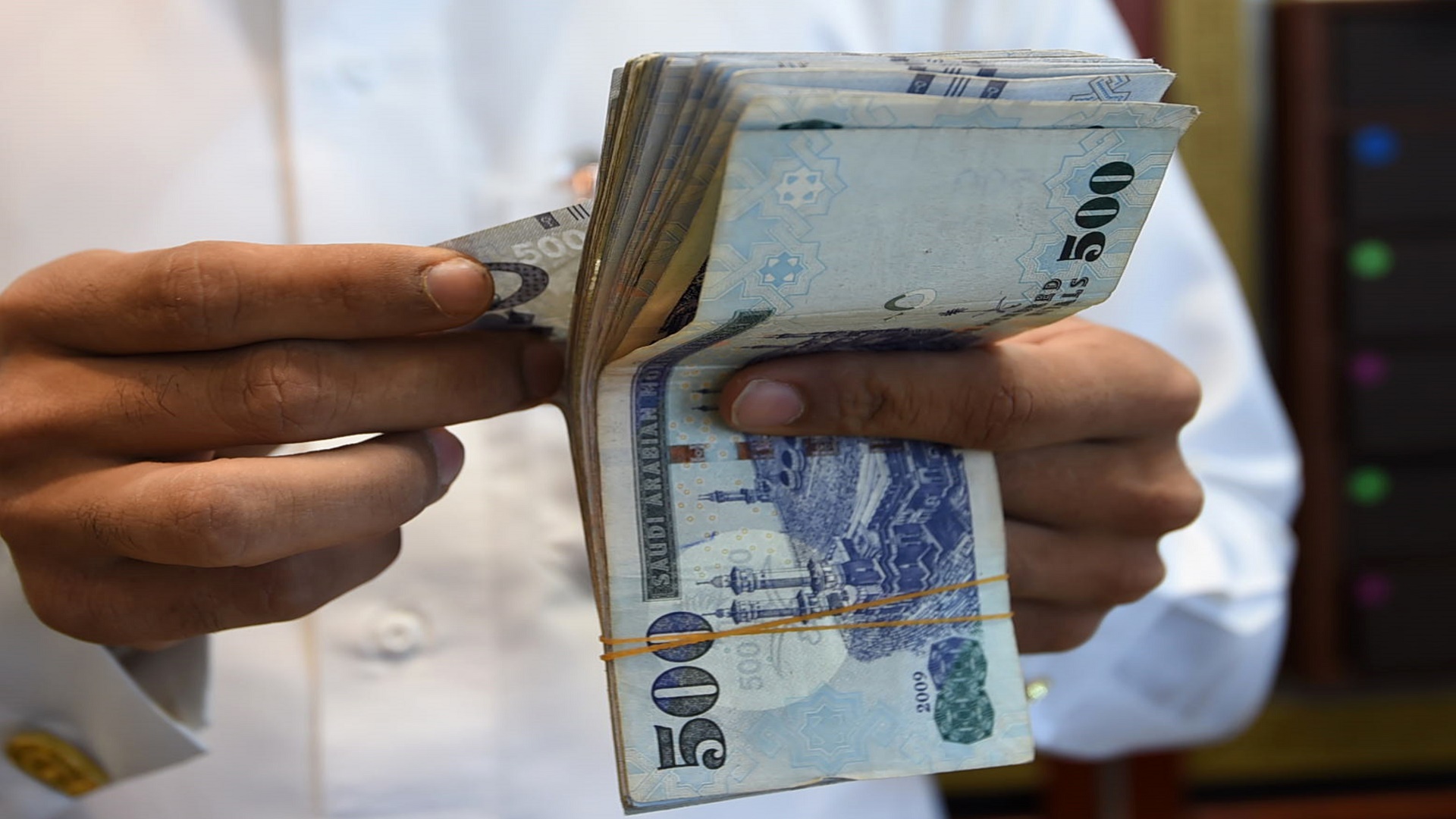 السعودية تؤكد استمرار ربط الريال بالدولار